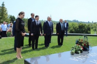ЦВЕТЫ К МЕМОРИАЛУ ПЕРВОГО ПРЕЗИДЕНТА