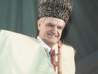 Фазилю Искандеру – в день рождения
