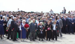 Возложение цветов к памятнику Неизвестному солдату