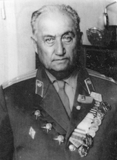 А ГЕРОЙ КАК-БУДТО С НАМИ РЯДОМ