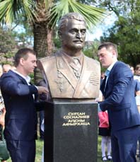 ПАМЯТНИКИ ДОСТОЙНЫМ КОМАНДИРАМ
