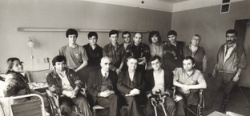 МОСКВА. ГОД 1994-Й.  ФАЗИЛЬ ИСКАНДЕР НАВЕСТИЛ РАНЕНЫХ БОЙЦОВ
