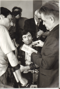 МОСКВА. ГОД 1994-Й.  ФАЗИЛЬ ИСКАНДЕР НАВЕСТИЛ РАНЕНЫХ БОЙЦОВ