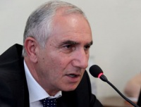 Парламент принимает законы, но исполнять их должны все