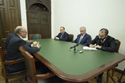 ПРЕЗИДЕНТ РА Р.ХАДЖИМБА ПРИНЯЛ СОПРЕДСЕДАТЕЛЯ ЖЕНЕВСКИХ ДИСКУССИЙ