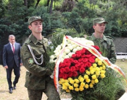 ПРЕЗИДЕНТ ЮЖНОЙ ОСЕТИИ ПОСЕТИЛ ПАМЯТНИК  ДОБРОВОЛЬЦАМ В ГАГРСКОМ РАЙОНЕ
