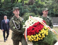 ПРЕЗИДЕНТ ЮЖНОЙ ОСЕТИИ ПОСЕТИЛ ПАМЯТНИК  ДОБРОВОЛЬЦАМ В ГАГРСКОМ РАЙОНЕ