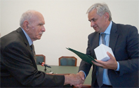 ПРЕЗИДЕНТ РА Р. ХАДЖИМБА ПОЗДРАВИЛ ПЕТРА КАЗАНБА С 80-ЛЕТИЕМ