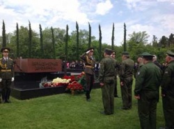 ЦЕРЕМОНИЯ ВОЗЛОЖЕНИЯ ЦВЕТОВ ПРОШЛА У МЕМОРИАЛЬНОГО КОМПЛЕКСА ПЕРВОМУ ПРЕЗИДЕНТУ АБХАЗИИ