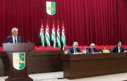 РАСШИРЕННАЯ ВСТРЕЧА ПРЕЗИДЕНТА РА Р. ХАДЖИМБА С ОБЩЕСТВЕННОСТЬЮ СТРАНЫ