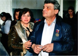 ОН ЦЕНИТ И УВАЖАЕТ СЛОВО