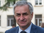 Президент Абхазии поздравил главу Республики Адыгея Аслана Тхакушинова с днем рождения