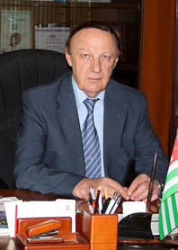 Президент РА Р.Хаджимба  поздравил А.Гварамия с юбилеем