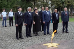 ПРЕЗИДЕНТ ПОСЕТИЛ ТОРЖЕСТВЕННЫЕ МЕРОПРИЯТИЯ, ПОСВЯЩЕННЫЕ ДНЮ ГОРОДА-ГЕРОЯ
